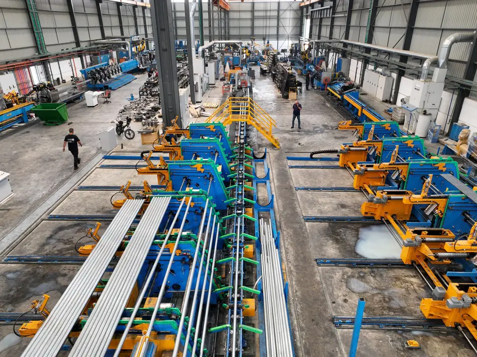 Nave industrial vista desde arriba, con las líneas de producción (foto de muestra)